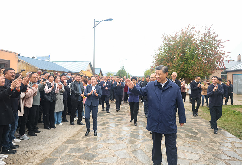 9月6日至8日，中共中央總書記、國家主席、中央軍委主席習(xí)近平在黑龍江考察。這是6日下午，習(xí)近平在大興安嶺地區(qū)漠河市北極村考察時(shí)，向當(dāng)?shù)厝罕姄]手致意。